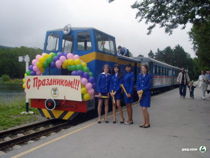 Mlad elezniky ped lokomotivou TU7-3351 vyzdoben u pleitosti Dne elezni.